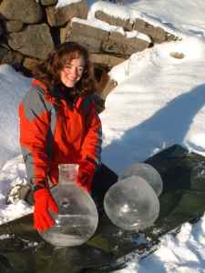 Rimehaug carving the ice udus (photo from www.sprinklet.com)