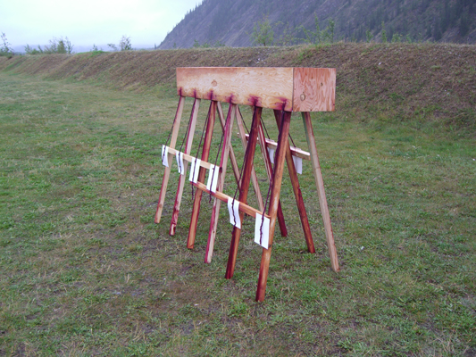 15TYH all-useinstead-morn aug16 wine-dyed legs and leaky strings staining the trough, the anti-container